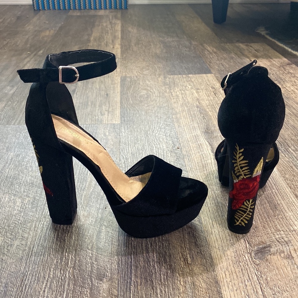 Black Crushed Velvet Platform Block Heel with Embroidered Rose, size 7